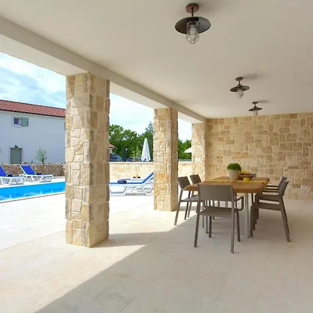 Zala Villa Rasopasno