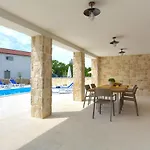Zala Villa Rasopasno